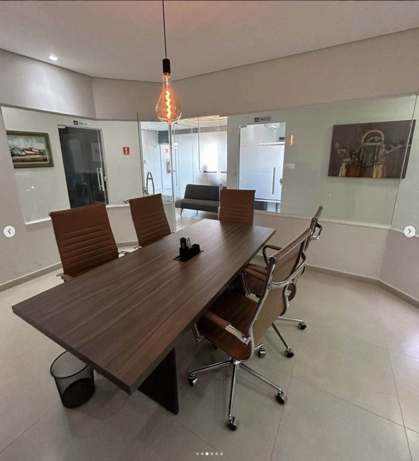 Sala de reunião privativa com mesa para até seis pessoas